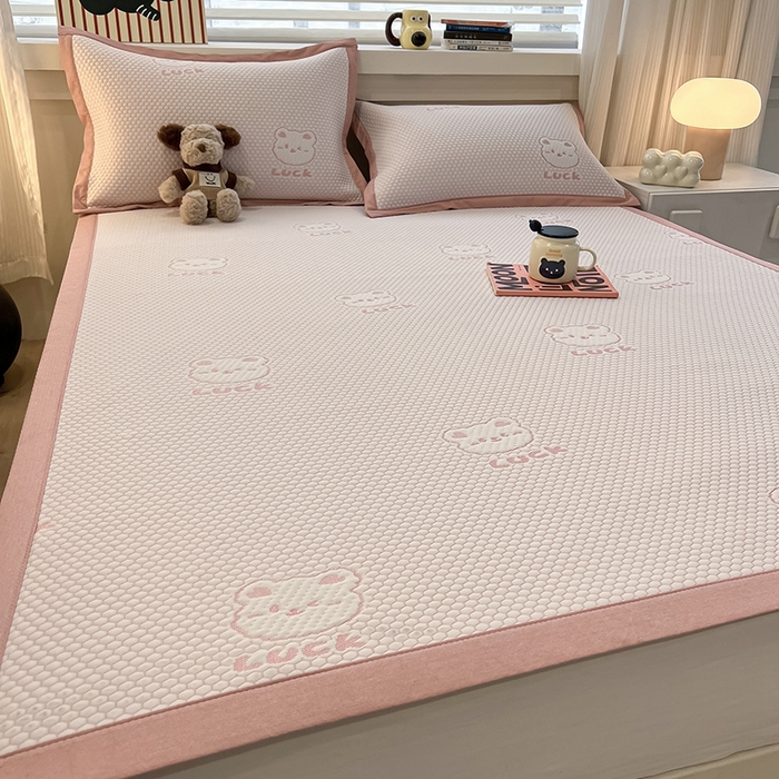 91家纺网 家纺一手货源 找家纺 857家居 2025新款提花冰豆豆凉席三件套 豆豆席粉熊 