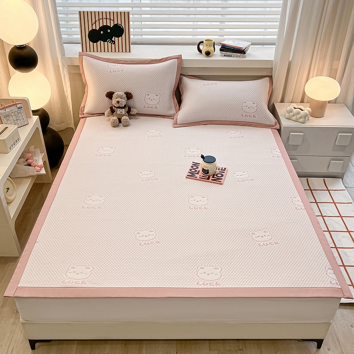 91家纺网 家纺一手货源 找家纺 857家居 2025新款提花冰豆豆凉席三件套 豆豆席粉熊 