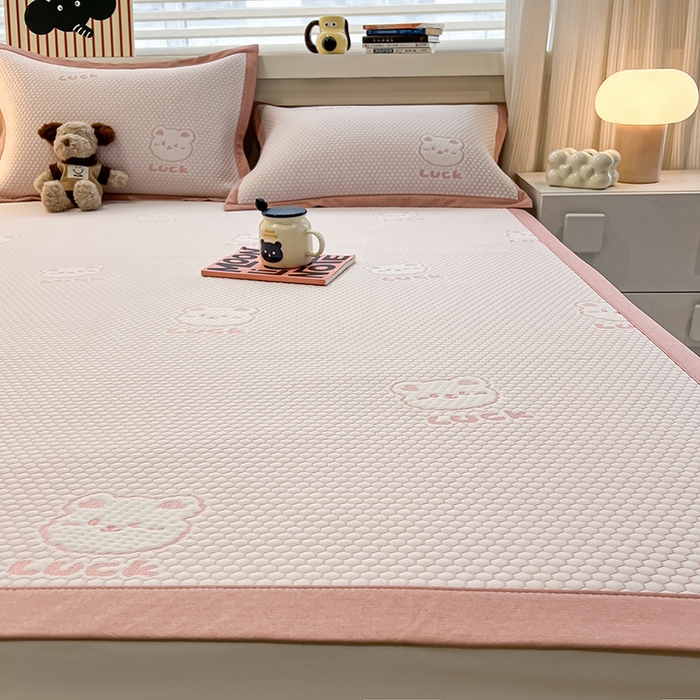 91家纺网 家纺一手货源 找家纺 857家居 2025新款提花冰豆豆凉席三件套 豆豆席粉熊 