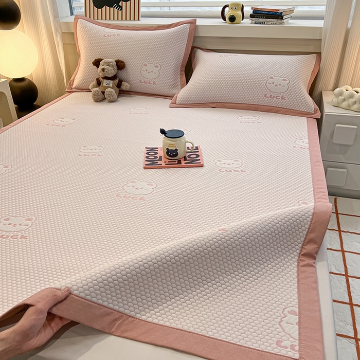 91家纺网 家纺一手货源 找家纺 857家居 2025新款提花冰豆豆凉席三件套 豆豆席粉熊 