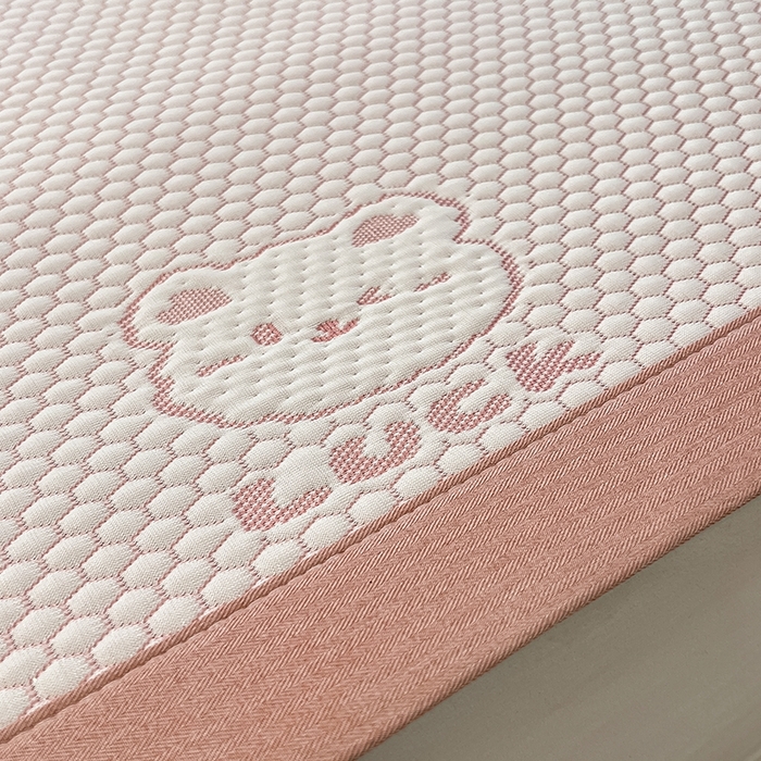 91家纺网 家纺一手货源 找家纺 857家居 2025新款提花冰豆豆凉席三件套 豆豆席粉熊 