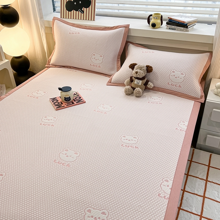 91家纺网 家纺一手货源 找家纺 857家居 2025新款提花冰豆豆凉席三件套 豆豆席粉熊 