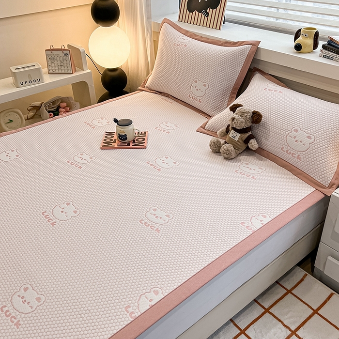 91家纺网 家纺一手货源 找家纺 857家居 2025新款提花冰豆豆凉席三件套 豆豆席粉熊 