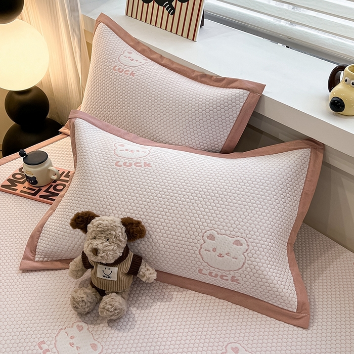 91家纺网 家纺一手货源 找家纺 857家居 2025新款提花冰豆豆凉席三件套 豆豆席粉熊 