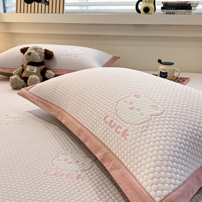 91家纺网 家纺一手货源 找家纺 857家居 2025新款提花冰豆豆凉席三件套 豆豆席粉熊 