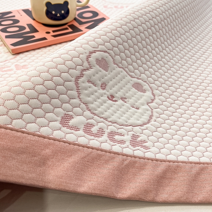 91家纺网 家纺一手货源 找家纺 857家居 2025新款提花冰豆豆凉席三件套 豆豆席粉熊 