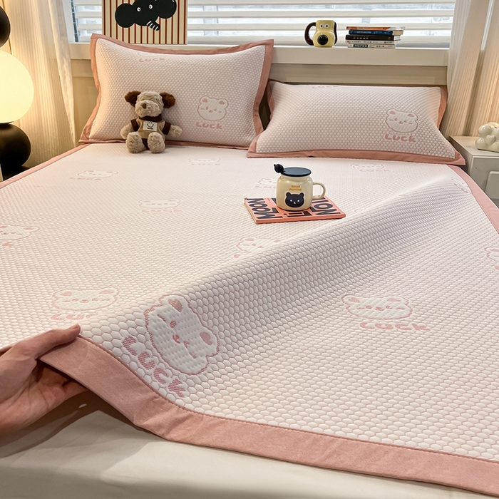 91家纺网 家纺一手货源 找家纺 857家居 2025新款提花冰豆豆凉席三件套 豆豆席粉熊 