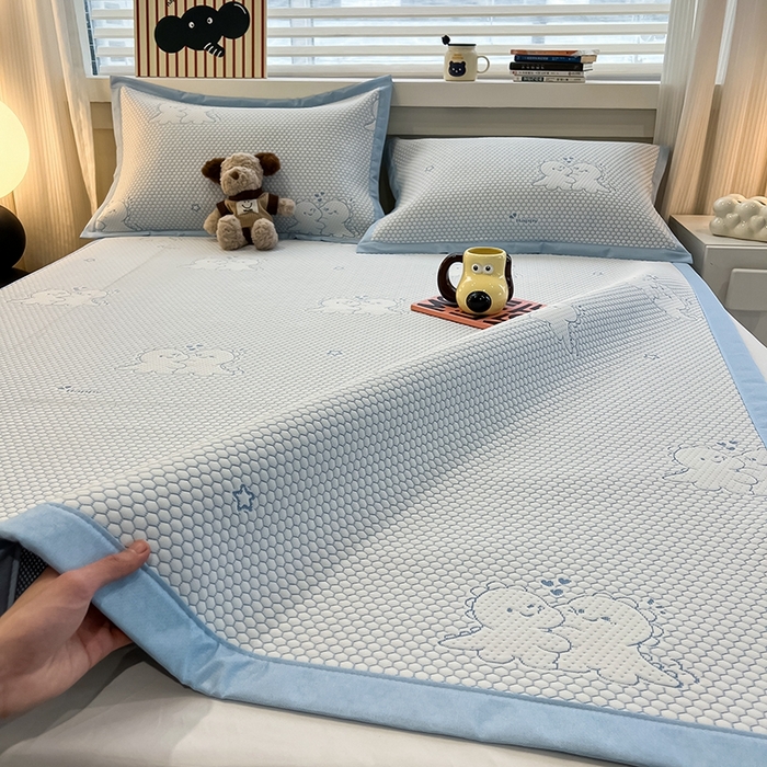 91家纺网 家纺一手货源 找家纺 857家居 2025新款提花冰豆豆凉席三件套 豆豆席蓝恐龙