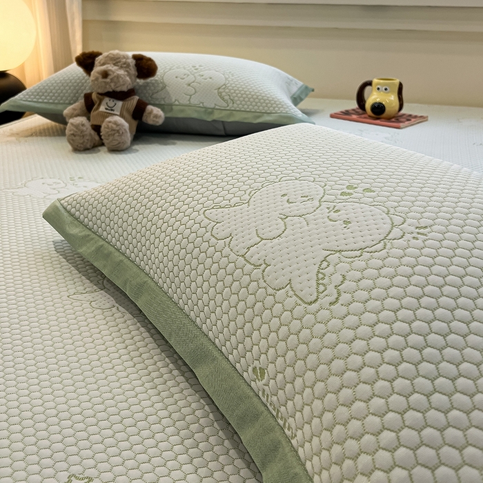 91家纺网 家纺一手货源 找家纺 857家居 2025新款提花冰豆豆凉席三件套 豆豆席绿恐龙