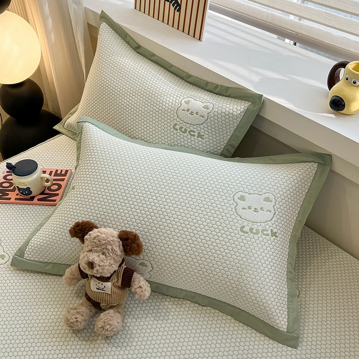 91家纺网 家纺一手货源 找家纺 857家居 2025新款提花冰豆豆凉席三件套 豆豆席绿熊