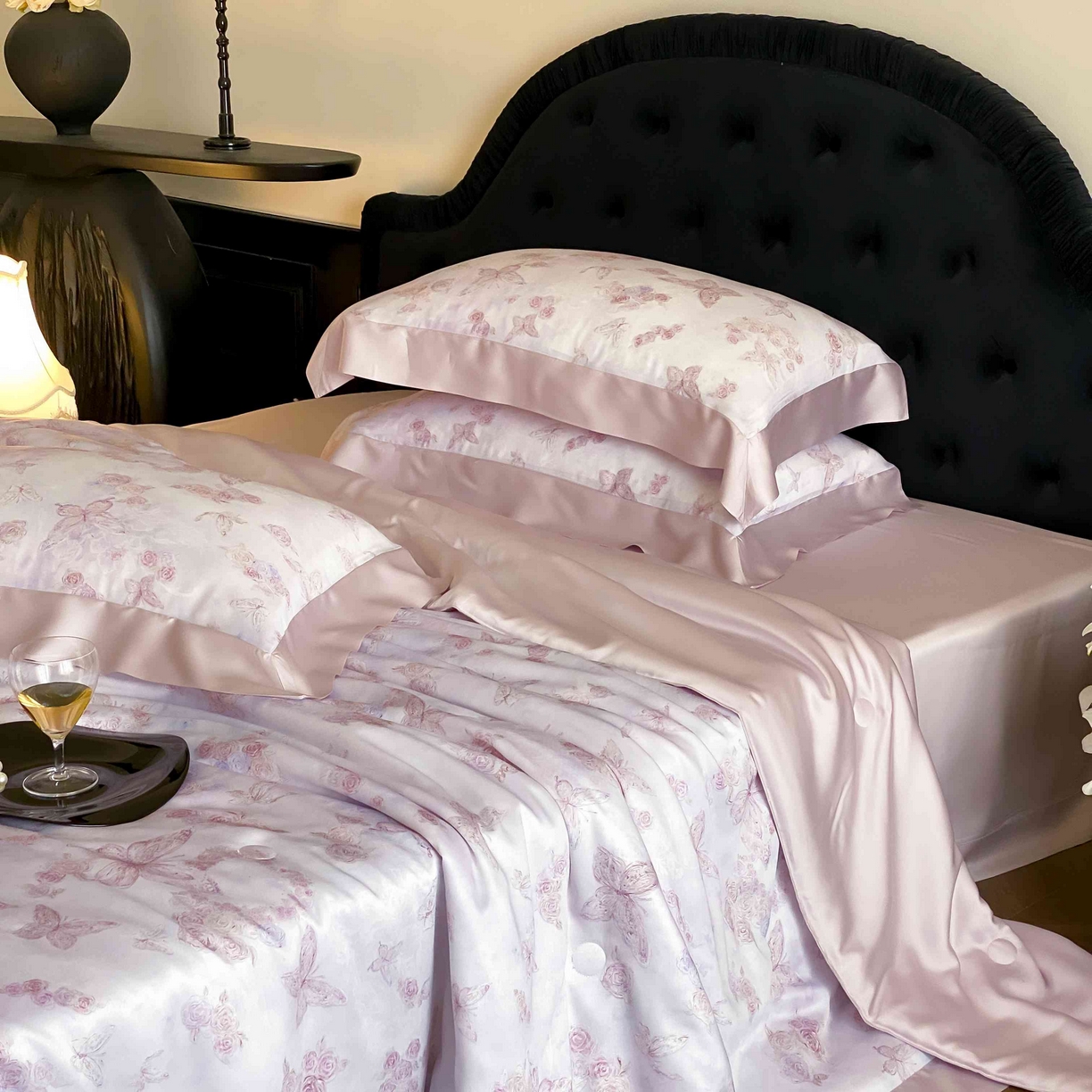 91家纺网 家纺一手货源 找家纺 太古汇家居 2025新款兰精天丝活性数码印花夏被系列 花蝶轻舞-紫色