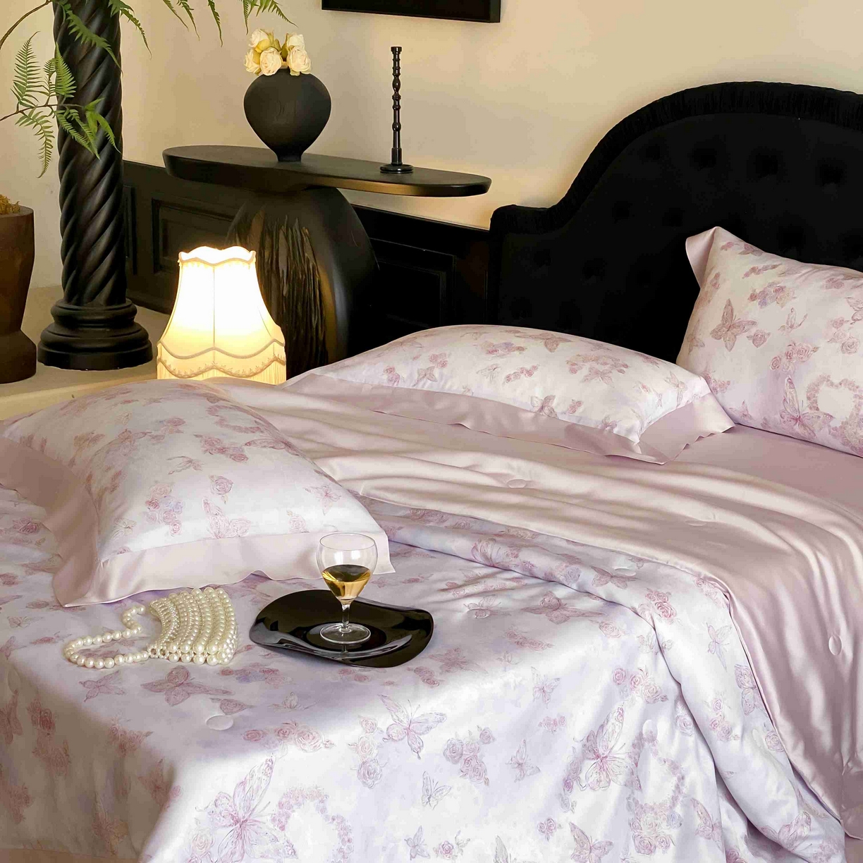 91家纺网 家纺一手货源 找家纺 太古汇家居 2025新款兰精天丝活性数码印花夏被系列 花蝶轻舞-紫色