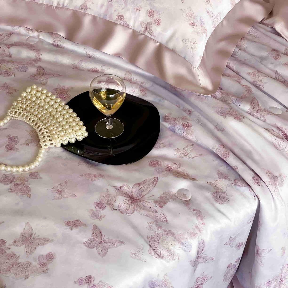 91家纺网 家纺一手货源 找家纺 太古汇家居 2025新款兰精天丝活性数码印花夏被系列 花蝶轻舞-紫色