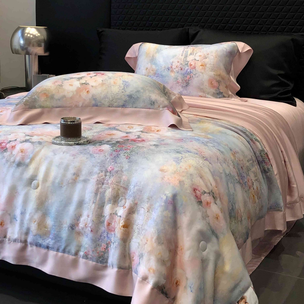 91家纺网 家纺一手货源 找家纺 太古汇家居 2025新款兰精天丝活性数码印花夏被系列 花开半夏-蜜可粉