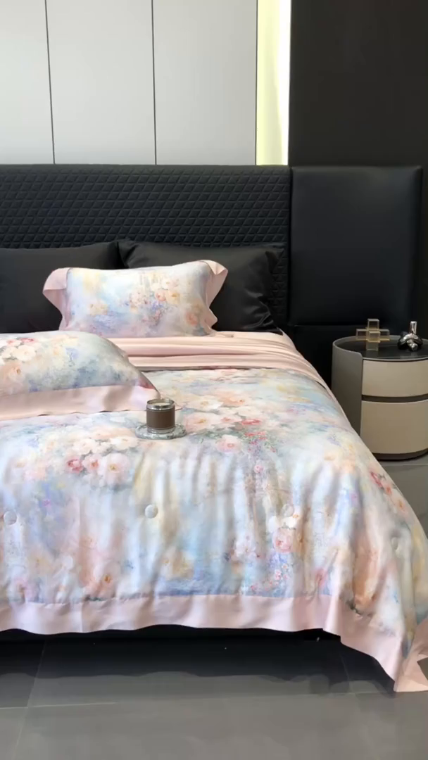 91家纺网 家纺一手货源 找家纺 太古汇家居 2025新款兰精天丝活性数码印花夏被系列 花开半夏-蜜可粉