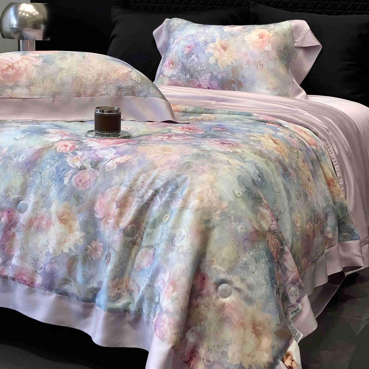 91家纺网 家纺一手货源 找家纺 太古汇家居 2025新款兰精天丝活性数码印花夏被系列 花漾拾梦-浅紫