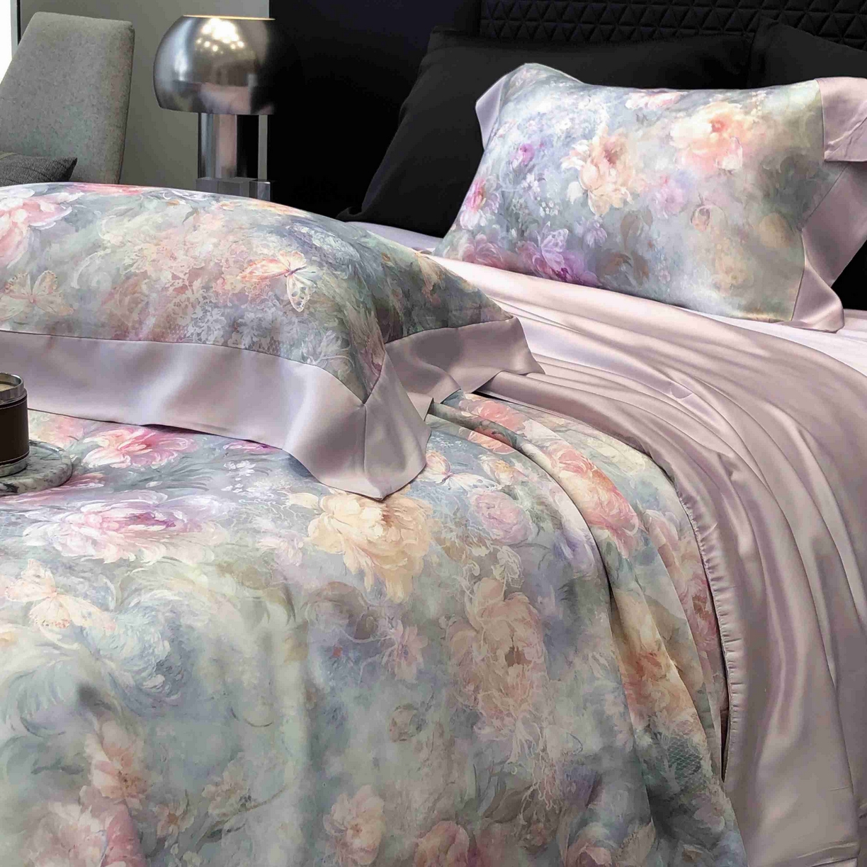 91家纺网 家纺一手货源 找家纺 太古汇家居 2025新款兰精天丝活性数码印花夏被系列 花漾拾梦-浅紫