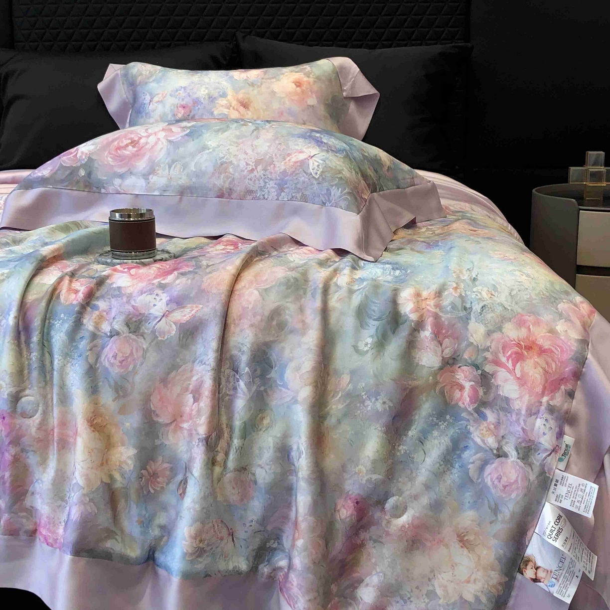 91家纺网 家纺一手货源 找家纺 太古汇家居 2025新款兰精天丝活性数码印花夏被系列 花漾拾梦-浅紫