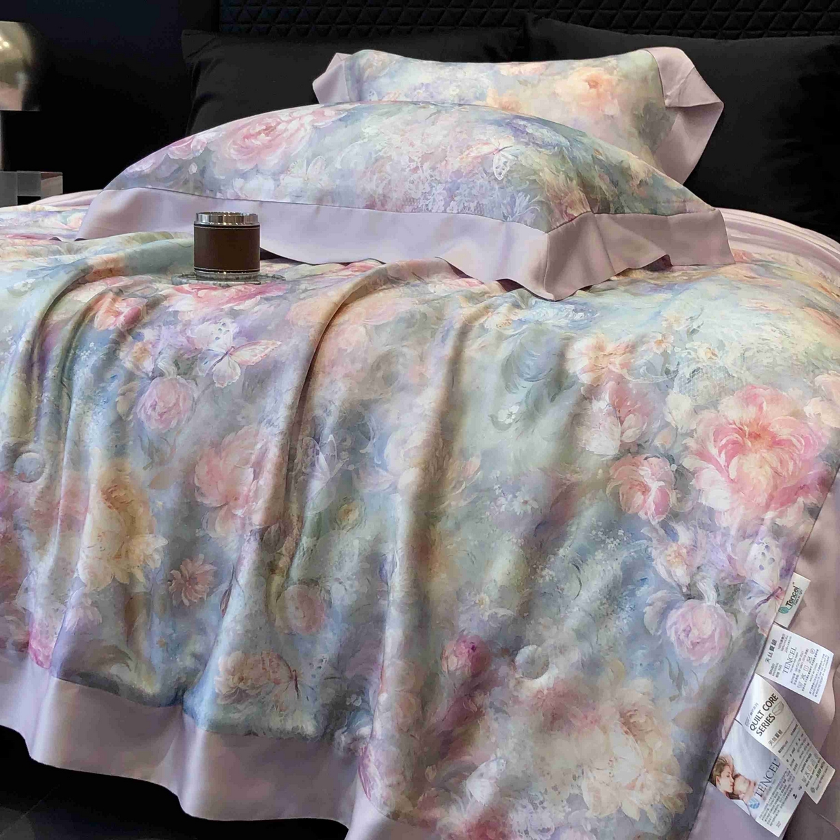 91家纺网 家纺一手货源 找家纺 太古汇家居 2025新款兰精天丝活性数码印花夏被系列 花漾拾梦-浅紫