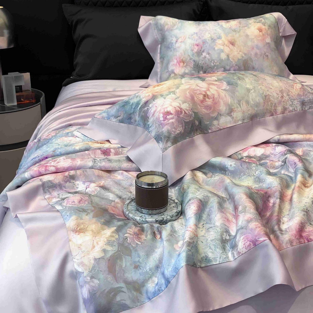 91家纺网 家纺一手货源 找家纺 太古汇家居 2025新款兰精天丝活性数码印花夏被系列 花漾拾梦-浅紫