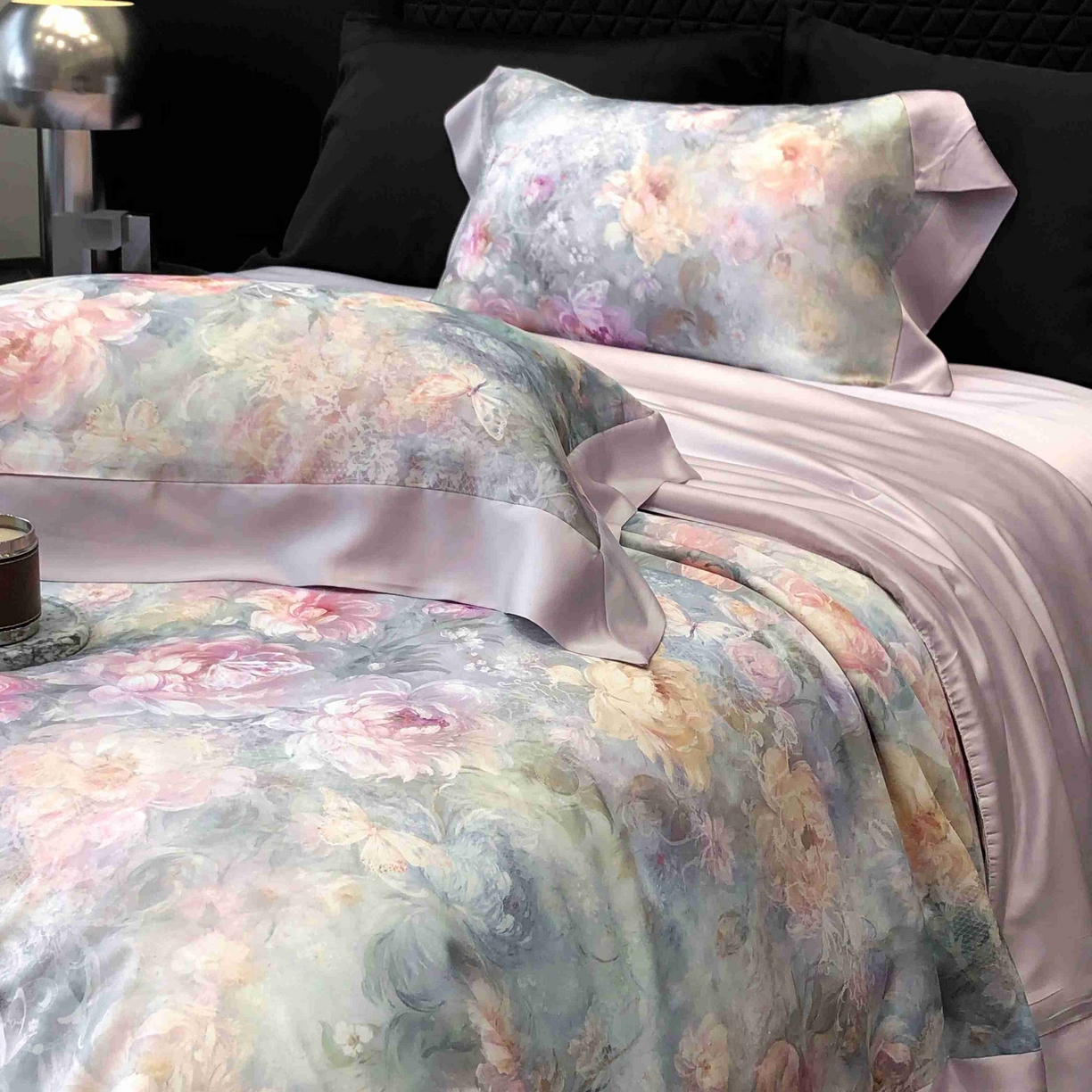 91家纺网 家纺一手货源 找家纺 太古汇家居 2025新款兰精天丝活性数码印花夏被系列 花漾拾梦-浅紫