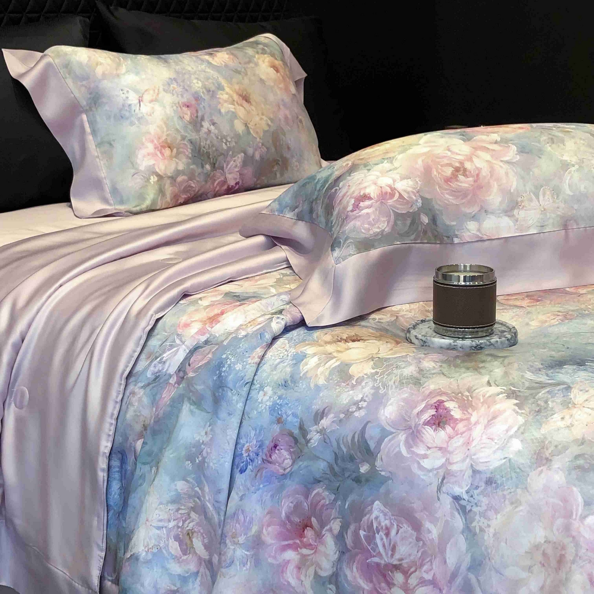 91家纺网 家纺一手货源 找家纺 太古汇家居 2025新款兰精天丝活性数码印花夏被系列 花漾拾梦-浅紫