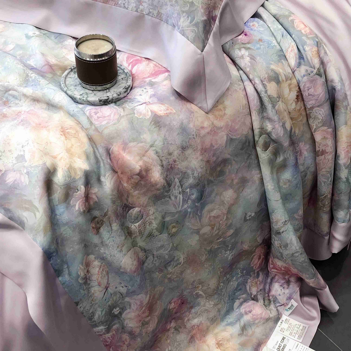 91家纺网 家纺一手货源 找家纺 太古汇家居 2025新款兰精天丝活性数码印花夏被系列 花漾拾梦-浅紫