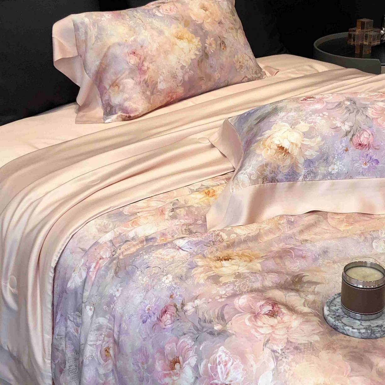 91家纺网 家纺一手货源 找家纺 太古汇家居 2025新款兰精天丝活性数码印花夏被系列 花漾拾梦-玉粉色