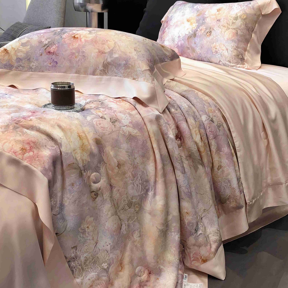 91家纺网 家纺一手货源 找家纺 太古汇家居 2025新款兰精天丝活性数码印花夏被系列 花漾拾梦-玉粉色