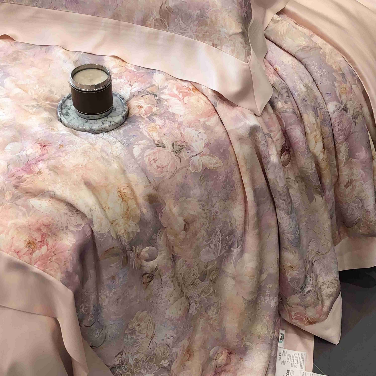 91家纺网 家纺一手货源 找家纺 太古汇家居 2025新款兰精天丝活性数码印花夏被系列 花漾拾梦-玉粉色