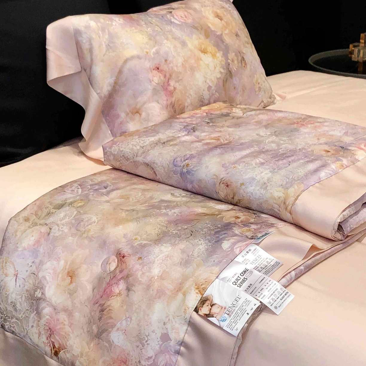 91家纺网 家纺一手货源 找家纺 太古汇家居 2025新款兰精天丝活性数码印花夏被系列 花漾拾梦-玉粉色