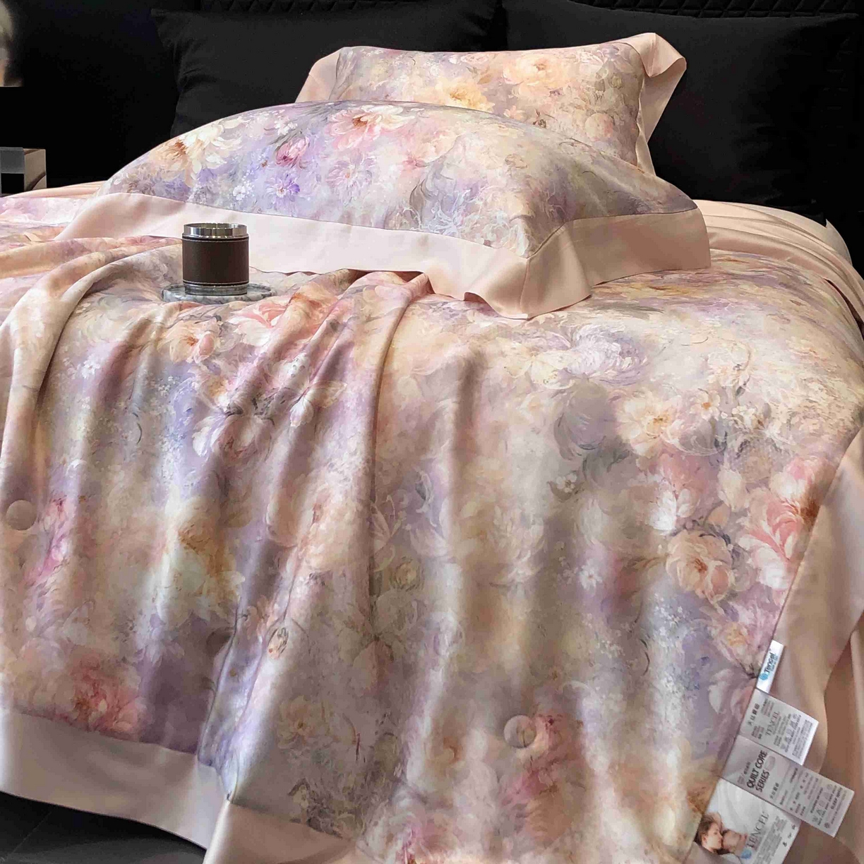 91家纺网 家纺一手货源 找家纺 太古汇家居 2025新款兰精天丝活性数码印花夏被系列 花漾拾梦-玉粉色