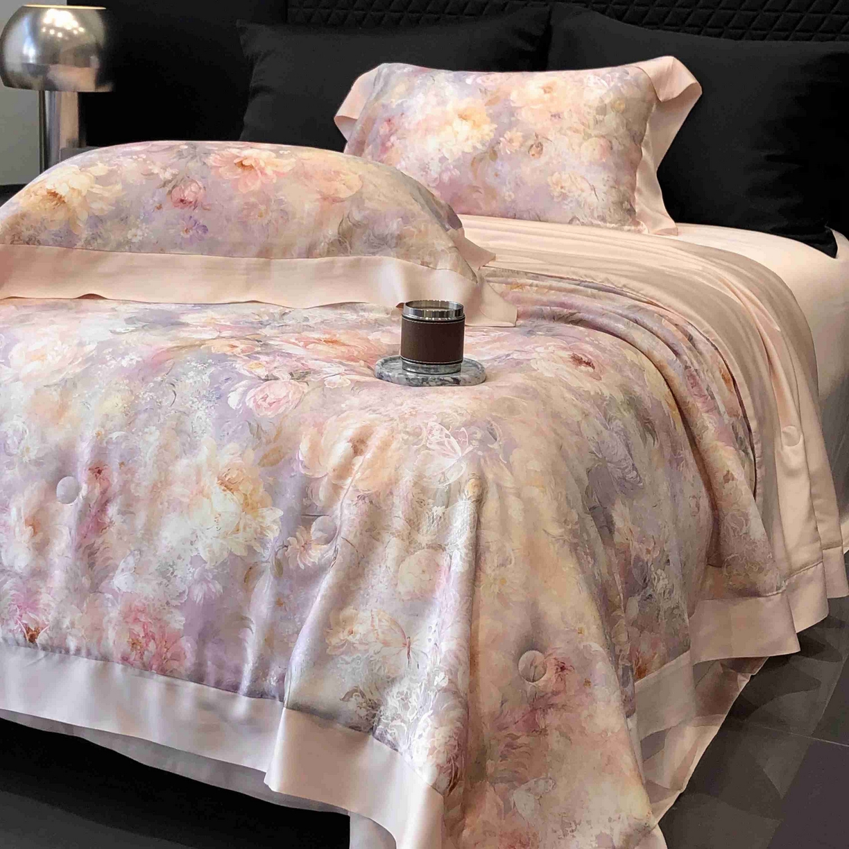 91家纺网 家纺一手货源 找家纺 太古汇家居 2025新款兰精天丝活性数码印花夏被系列 花漾拾梦-玉粉色