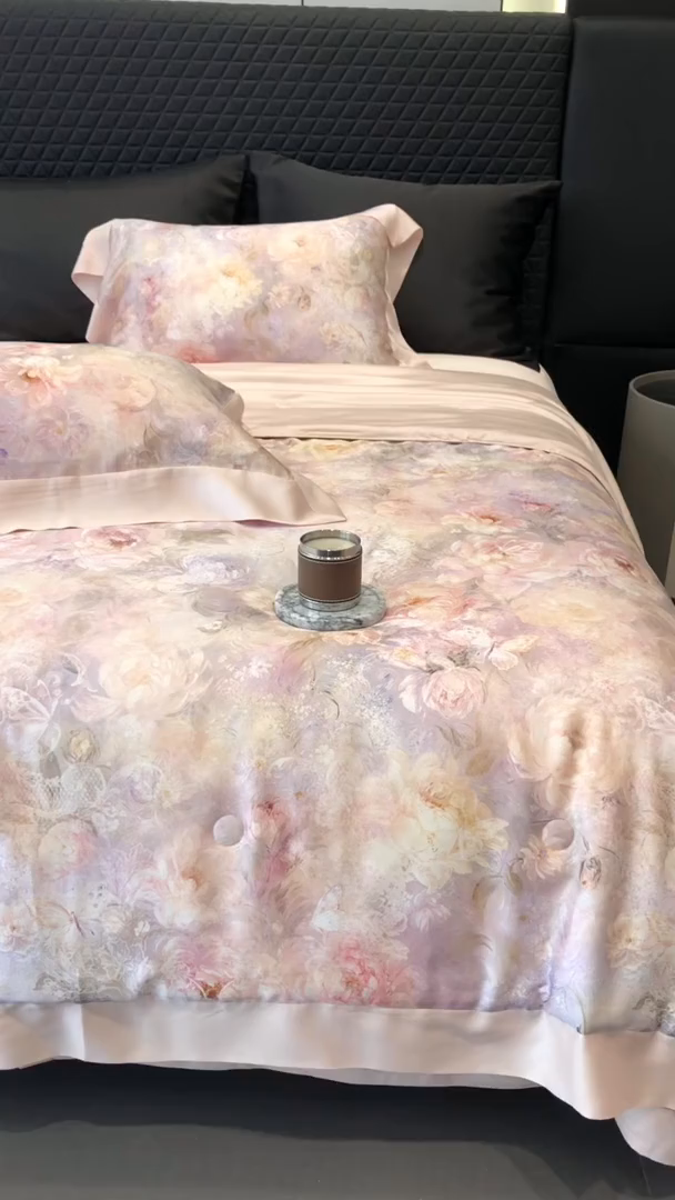 91家纺网 家纺一手货源 找家纺 太古汇家居 2025新款兰精天丝活性数码印花夏被系列 花漾拾梦-玉粉色
