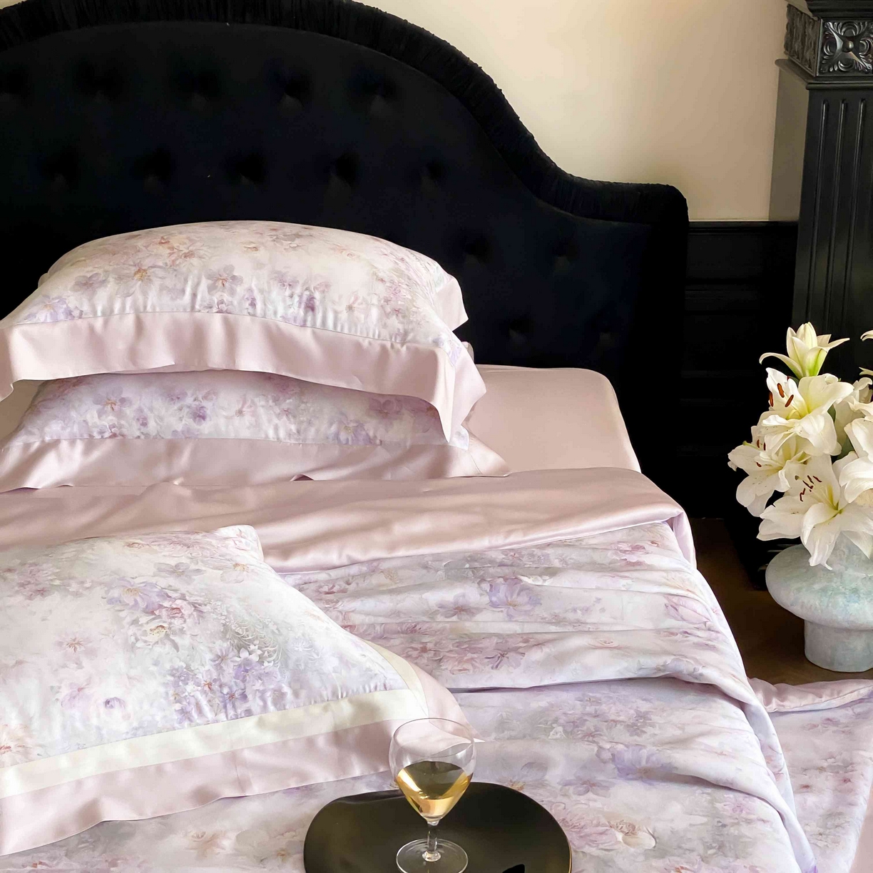 91家纺网 家纺一手货源 找家纺 太古汇家居 2025新款兰精天丝活性数码印花夏被系列 瑾尚花语-紫色