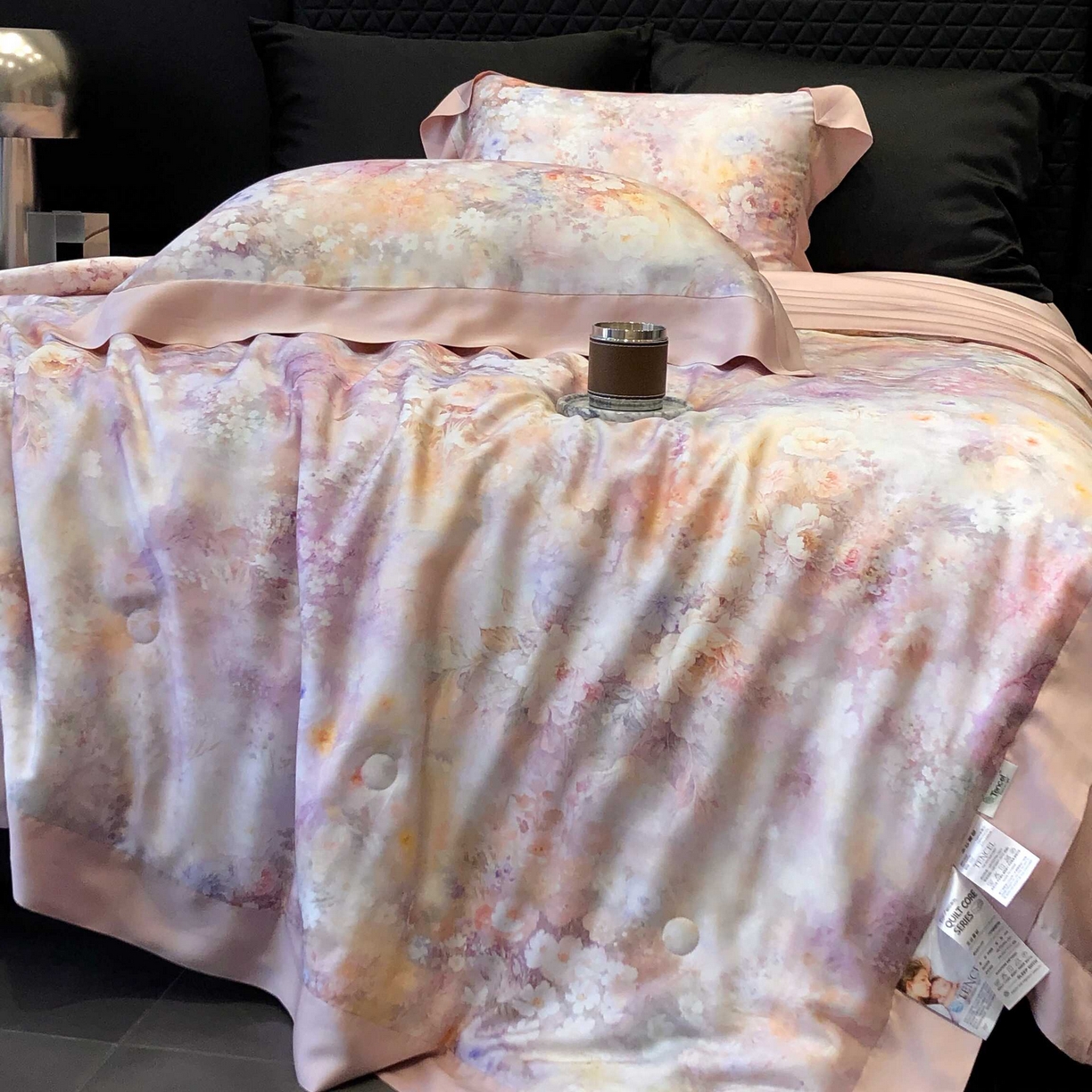 91家纺网 家纺一手货源 找家纺 太古汇家居 2025新款兰精天丝活性数码印花夏被系列 浅夏花开-藕粉