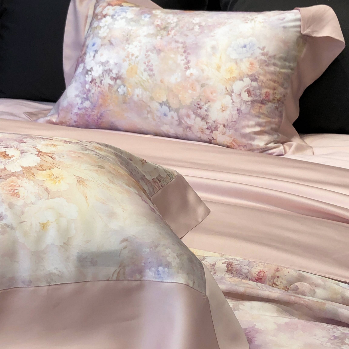 91家纺网 家纺一手货源 找家纺 太古汇家居 2025新款兰精天丝活性数码印花夏被系列 浅夏花开-藕粉