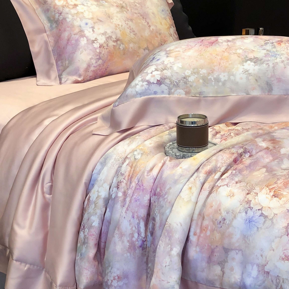 91家纺网 家纺一手货源 找家纺 太古汇家居 2025新款兰精天丝活性数码印花夏被系列 浅夏花开-藕粉