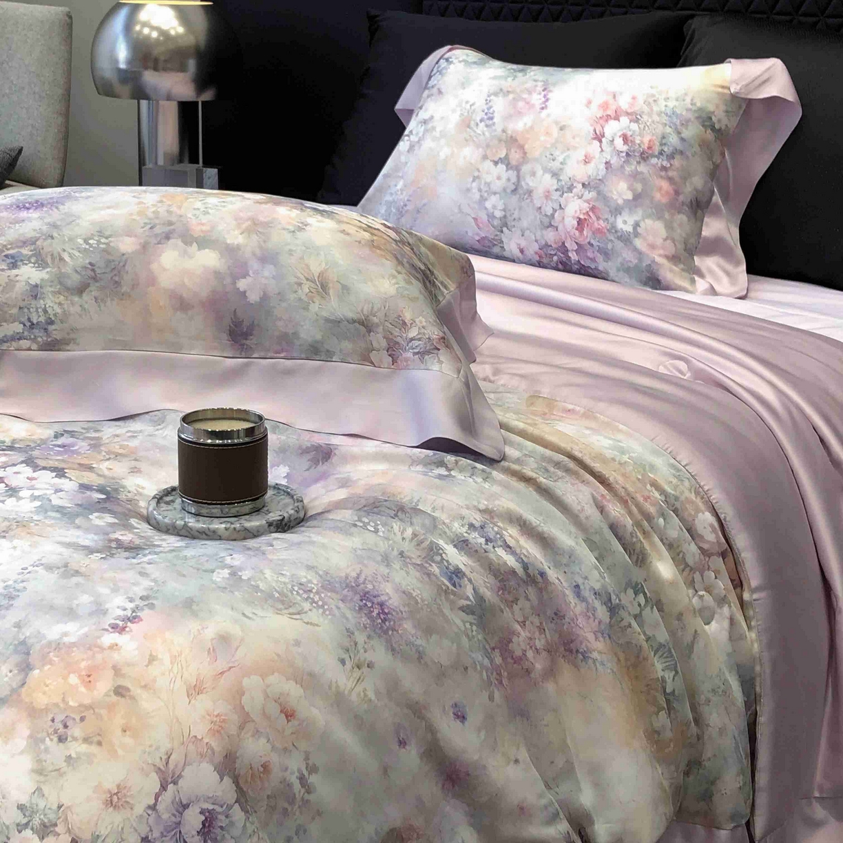 91家纺网 家纺一手货源 找家纺 太古汇家居 2025新款兰精天丝活性数码印花夏被系列 浅夏花开-烟紫