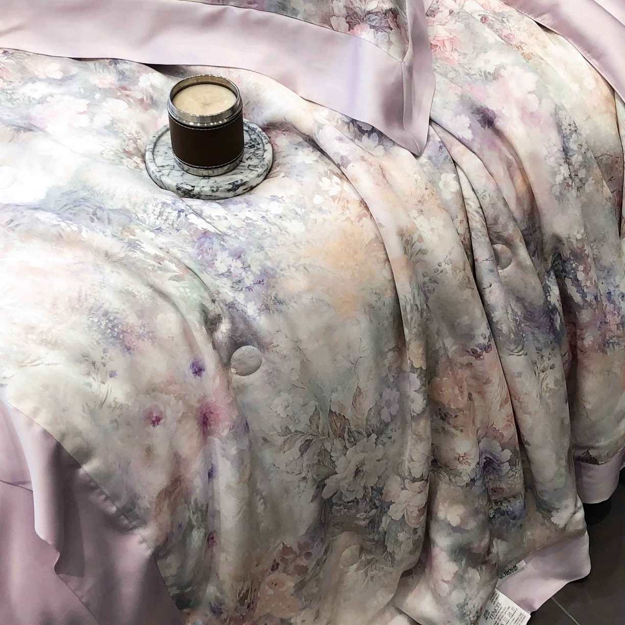 91家纺网 家纺一手货源 找家纺 太古汇家居 2025新款兰精天丝活性数码印花夏被系列 浅夏花开-烟紫