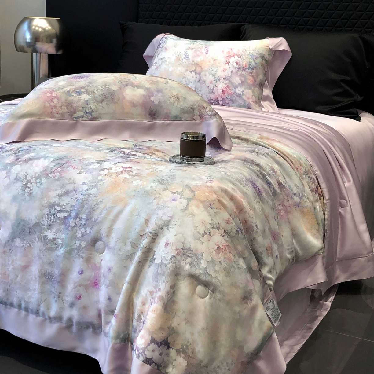 91家纺网 家纺一手货源 找家纺 太古汇家居 2025新款兰精天丝活性数码印花夏被系列 浅夏花开-烟紫