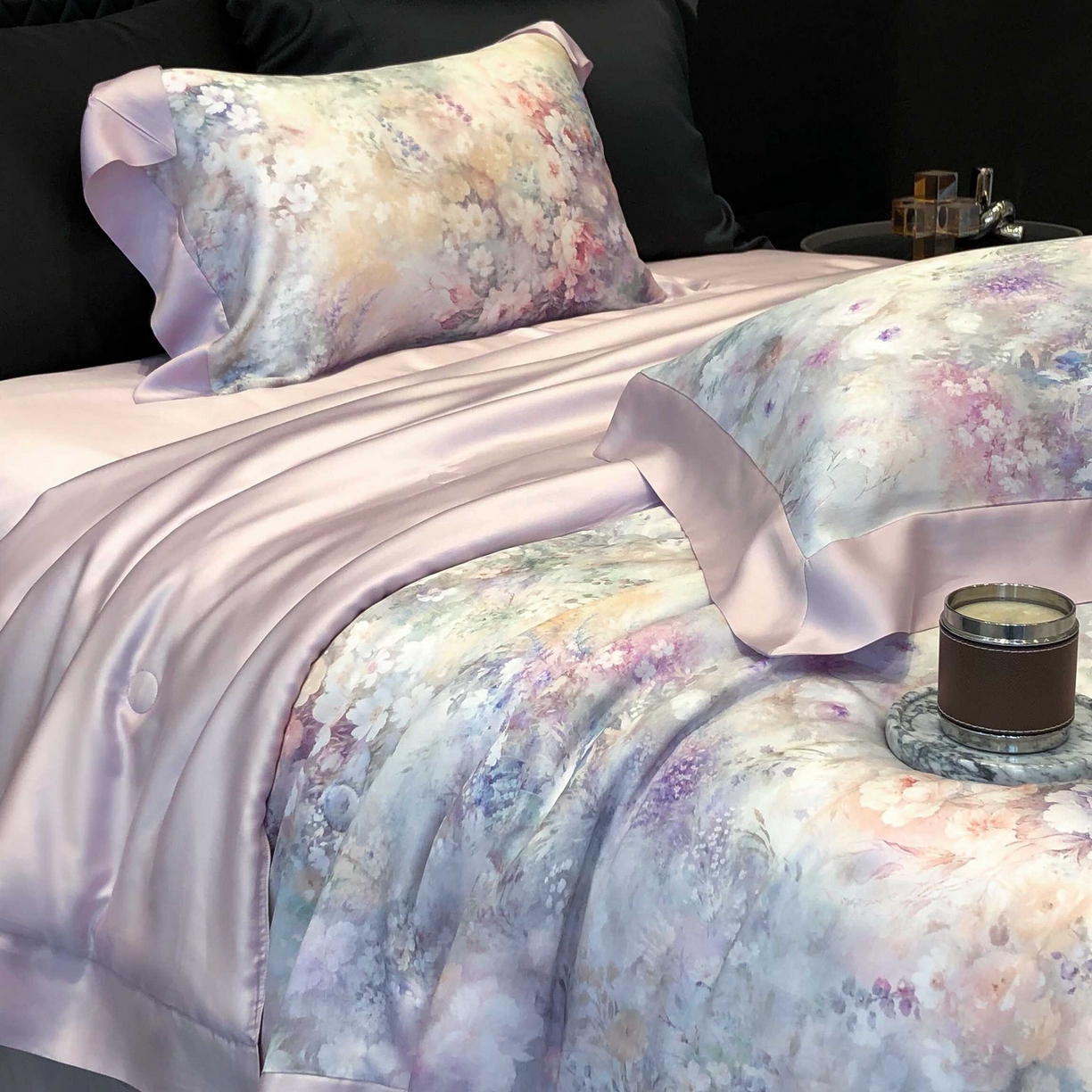 91家纺网 家纺一手货源 找家纺 太古汇家居 2025新款兰精天丝活性数码印花夏被系列 浅夏花开-烟紫