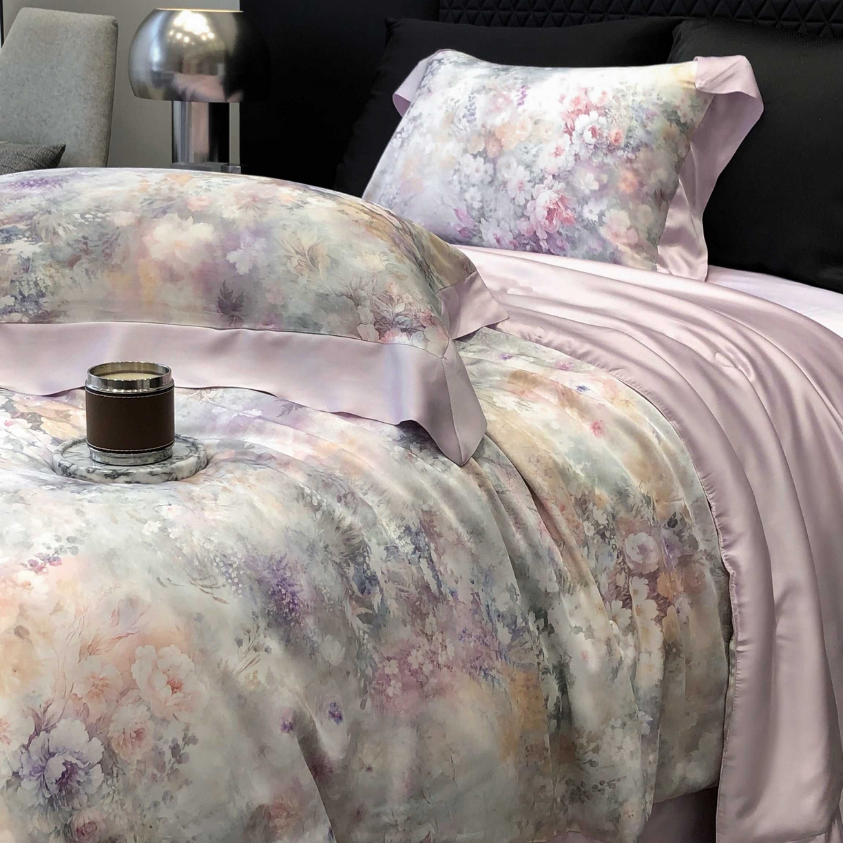 91家纺网 家纺一手货源 找家纺 太古汇家居 2025新款兰精天丝活性数码印花夏被系列 浅夏花开-烟紫