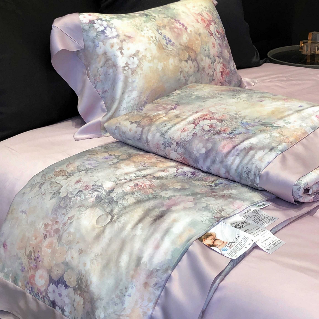 91家纺网 家纺一手货源 找家纺 太古汇家居 2025新款兰精天丝活性数码印花夏被系列 浅夏花开-烟紫