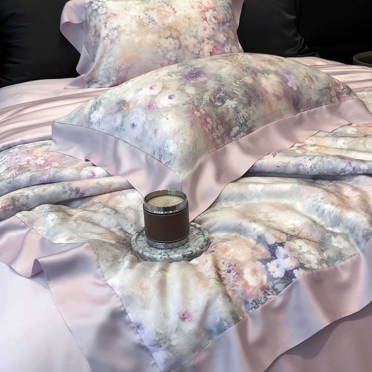 91家纺网 家纺一手货源 找家纺 太古汇家居 2025新款兰精天丝活性数码印花夏被系列 浅夏花开-烟紫