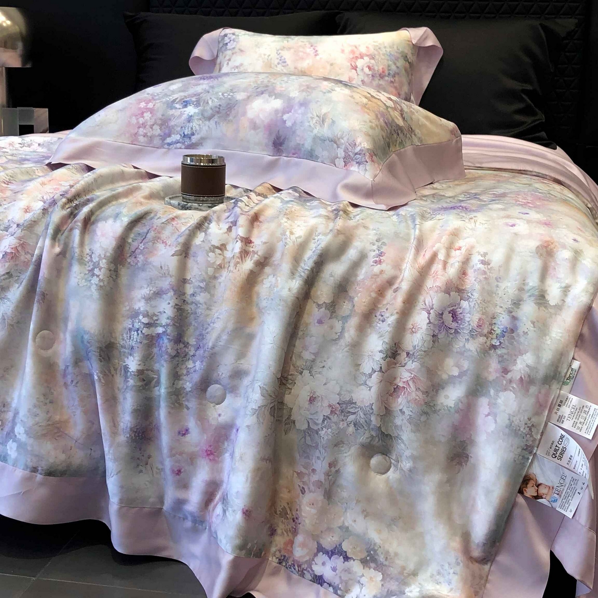 91家纺网 家纺一手货源 找家纺 太古汇家居 2025新款兰精天丝活性数码印花夏被系列 浅夏花开-烟紫