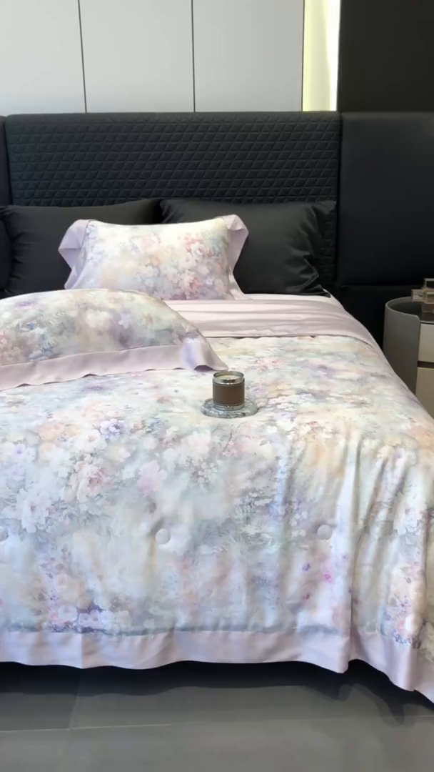 91家纺网 家纺一手货源 找家纺 太古汇家居 2025新款兰精天丝活性数码印花夏被系列 浅夏花开-烟紫