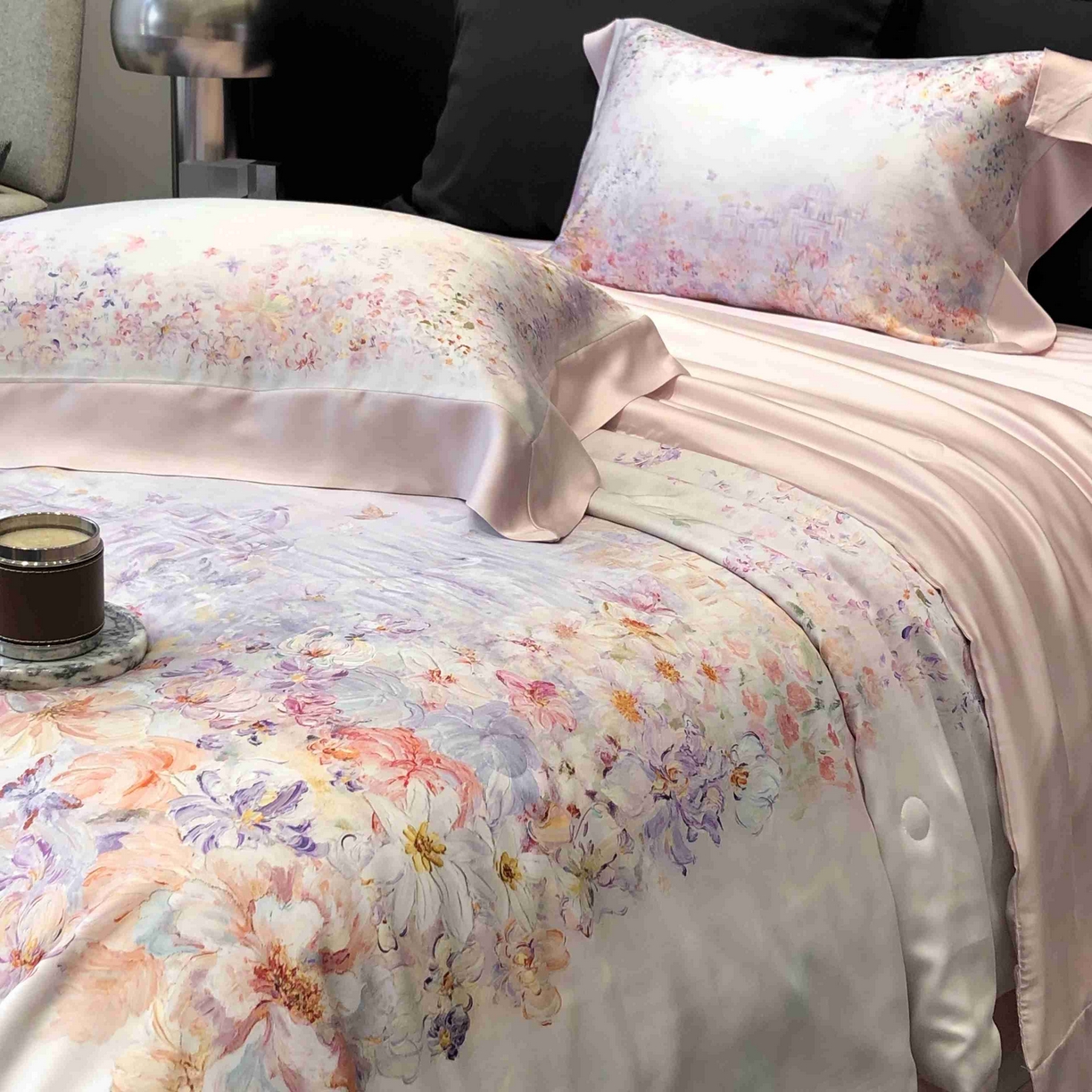 91家纺网 家纺一手货源 找家纺 太古汇家居 2025新款兰精天丝活性数码印花夏被系列 雾中花影-粉色