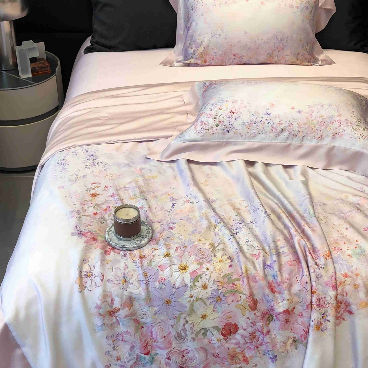 91家纺网 家纺一手货源 找家纺 太古汇家居 2025新款兰精天丝活性数码印花夏被系列 雾中花影-粉色