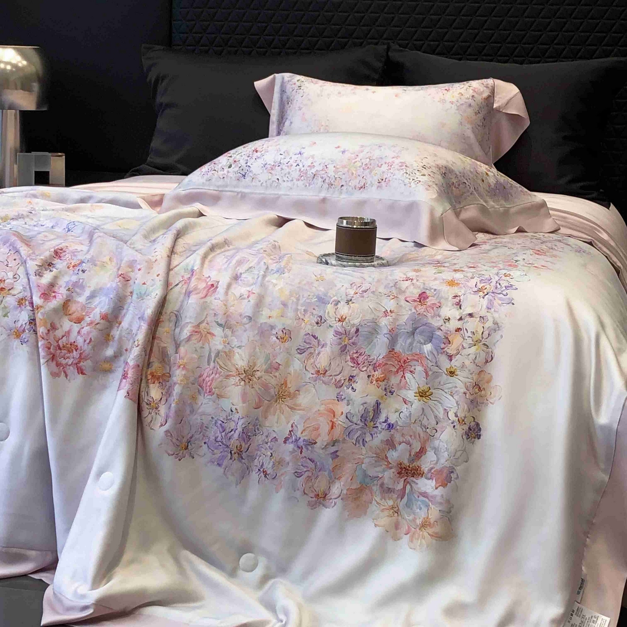 91家纺网 家纺一手货源 找家纺 太古汇家居 2025新款兰精天丝活性数码印花夏被系列 雾中花影-粉色